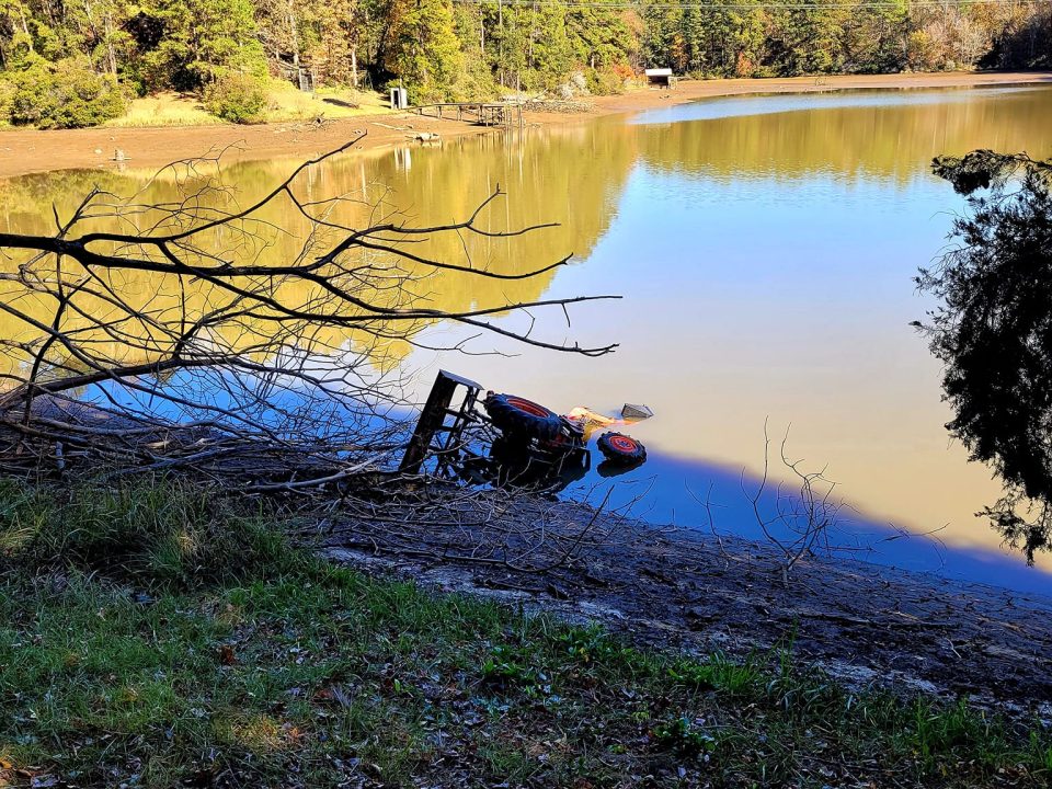 vehicle recovery from water in Palestine TX pond and shoreline towing